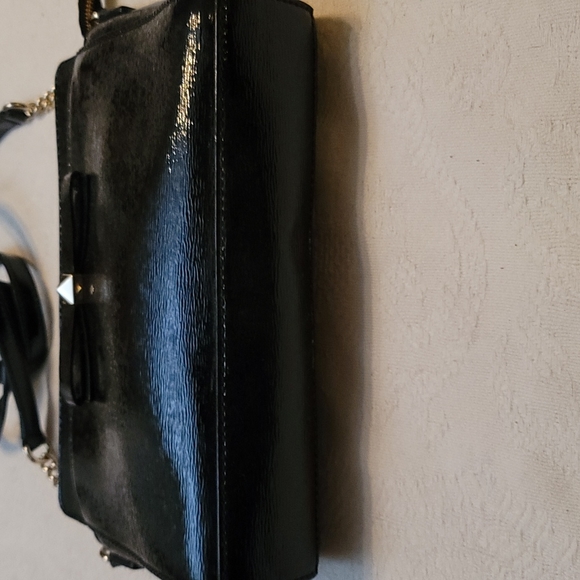 Kate Spade bag crossbody black patent leather gold trim and chain - Picture 5 of 9